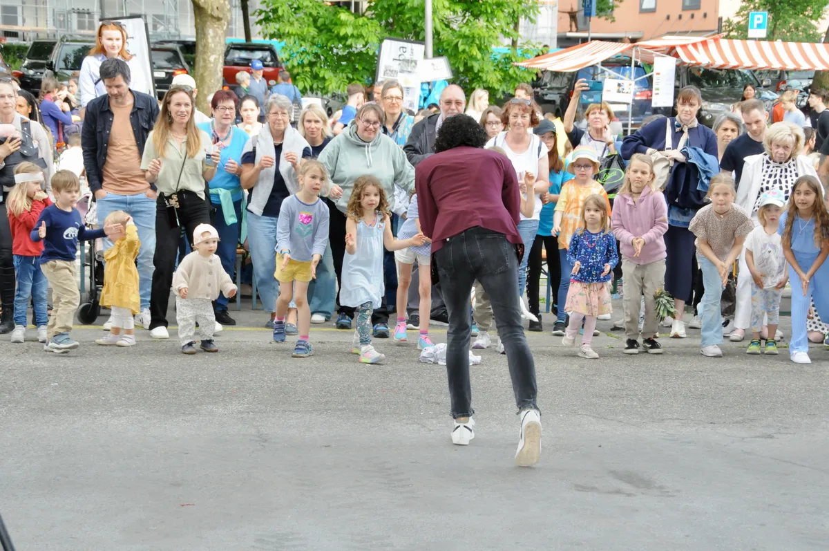 «Mitmachen erwünscht!» Zwischen den Tanzshows der Dance Crew Trunique konnten die Besucher erste Tanzschritte erlernen. Man sieht Kinder und Erwachsene Tanzschritte üben.